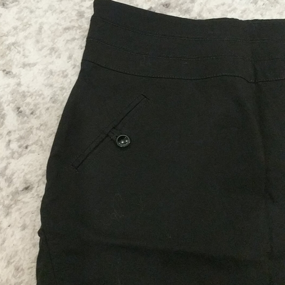 Reitman's petite blk elastic waist skirt - Picture 2 of 4